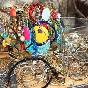 LOT OF LOOSE EARRINGS - SINGLE W/O MATCHING